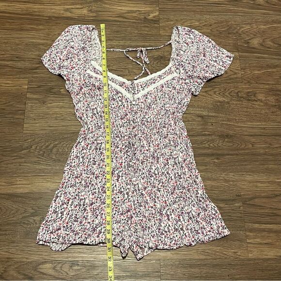 Francesca’s Mi Ami Floral Short Sleeve Short Romper Purple Pink White Size Large - Picture 10 of 14